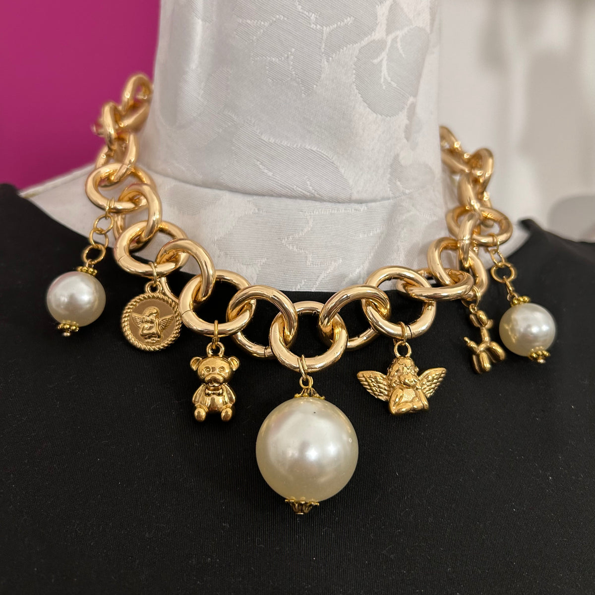 Collana Lola dorata con perle in resina e charm in acciaio – Chicèchic