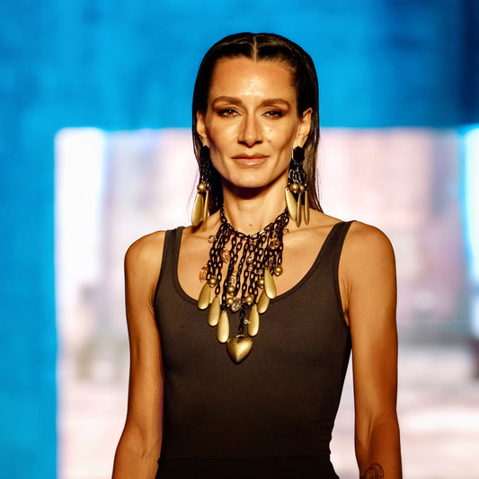 Collana Cascata indossata in passerella: più fili di catene nere con gocce dorate satinate, cristalli champagne e cuore oro, abbinata agli orecchini coordinati – Chicèchic