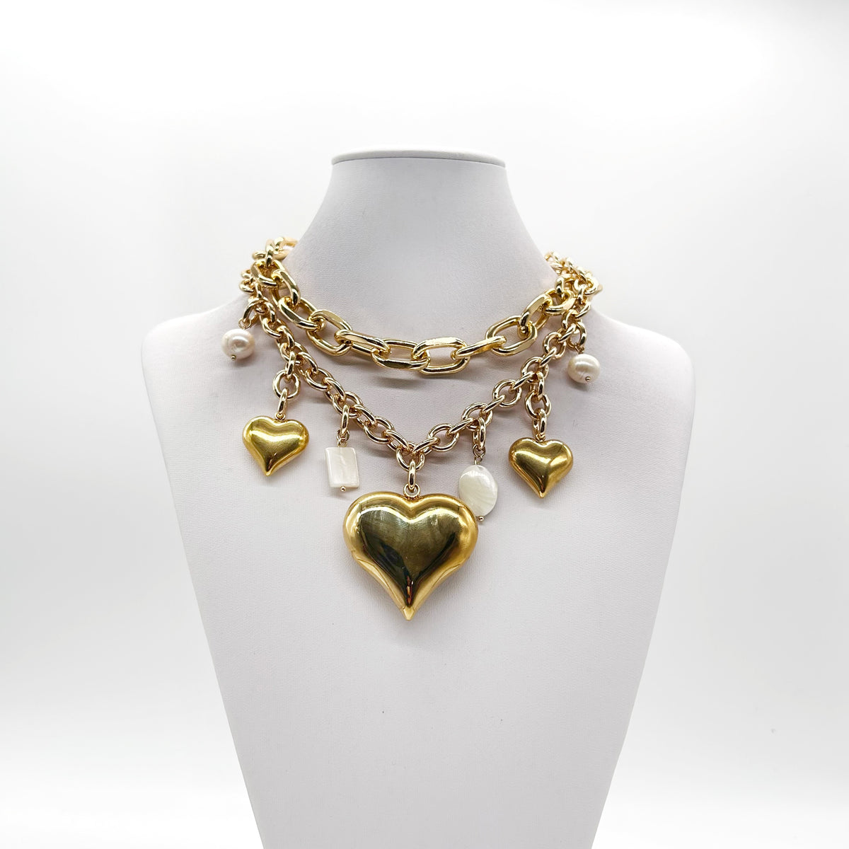 Collana Battito dorata con cuori in acciaio, madreperla e perle – Chicèchic