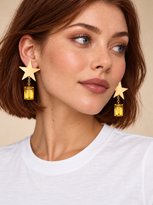 Orecchini Crystal Star indossati nella versione ambra: stella in ottone satinato martellato con pendente in cristallo – Chicèchic