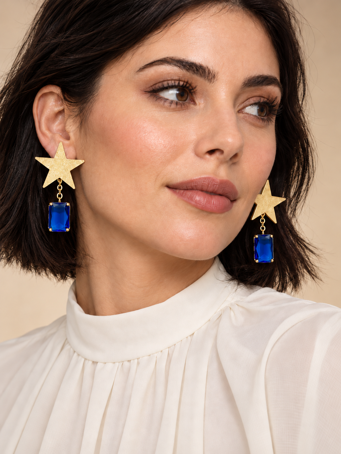 Orecchini Crystal Star indossati nella versione bluette: stella in ottone satinato martellato con pendente in cristallo – Chicèchic