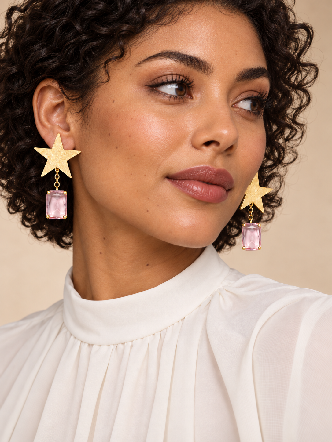Orecchini Crystal Star indossati nella versione rosa: stella in ottone satinato martellato con pendente in cristallo – Chicèchic