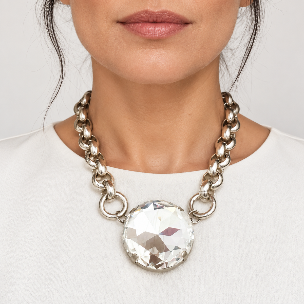 Girocollo Italy indossato: girocollo in alluminio argento con maxi cristallo rotondo centrale – Chicèchic