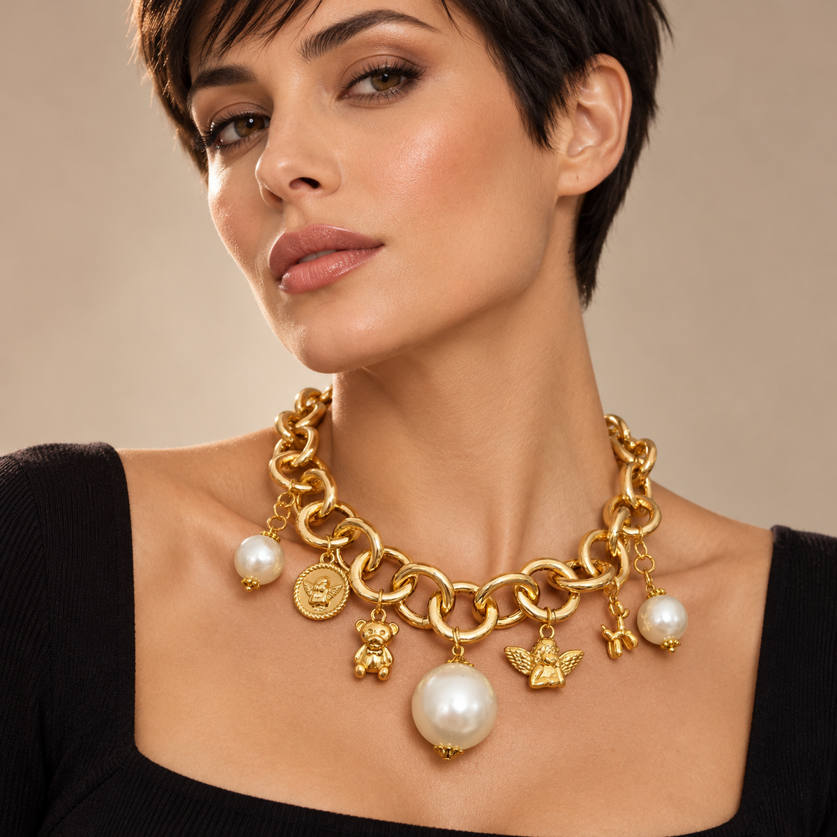 Collana Lola dorata con perle in resina e charm in acciaio – Chicèchic