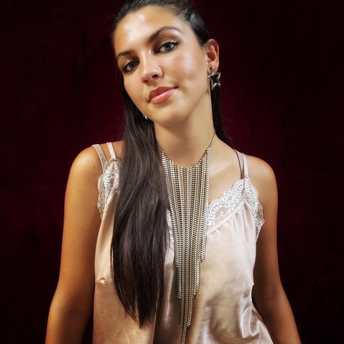 Collana Cravatta indossata: catena diamantata lunga che scivola sul corpo, leggera e luminosa – Chicèchic