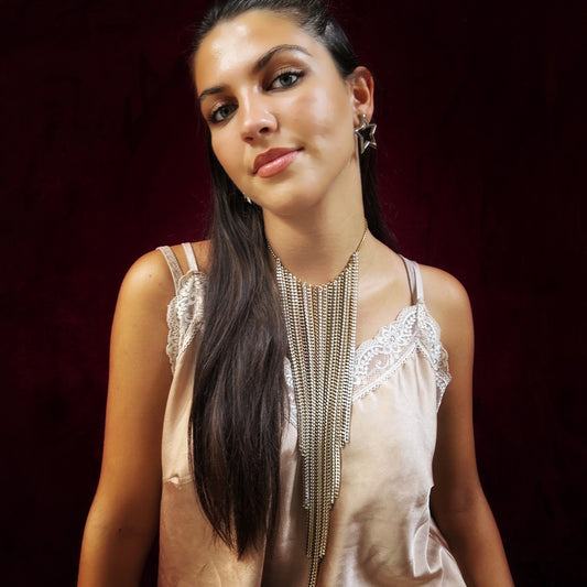 Collana Cravatta indossata: catena diamantata lunga che scivola sul corpo, leggera e luminosa – Chicèchic