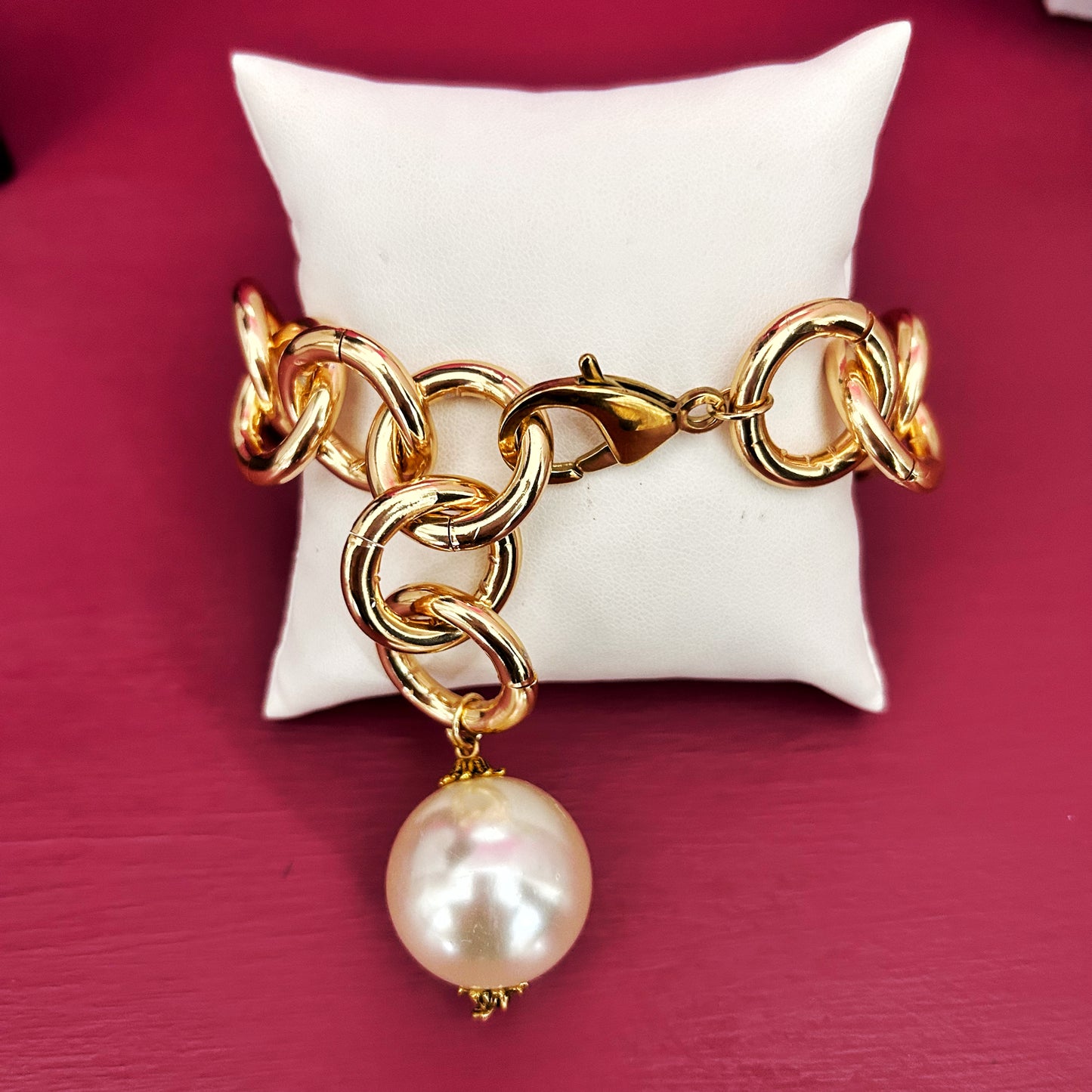 Bracciale Lola dorato con maxi perla pendente – Chicèchic