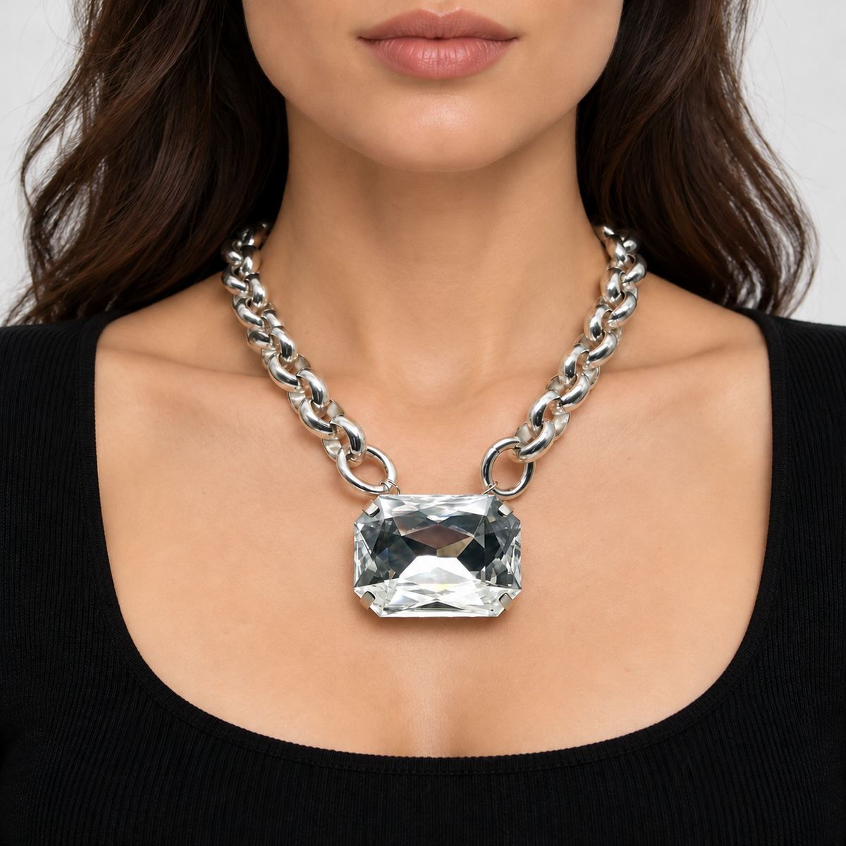 Girocollo Italy indossato: girocollo in alluminio argento con maxi cristallo rettangolare centrale – Chicèchic